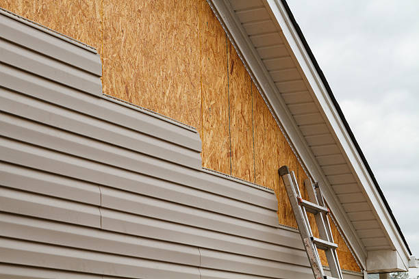 Professional Siding technician working in Enumclaw, WA
